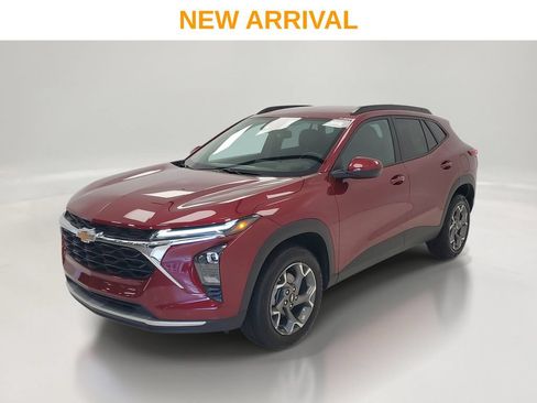 Used 2025 Chevrolet Trax LT w/ LT Convenience Package FWD image 1