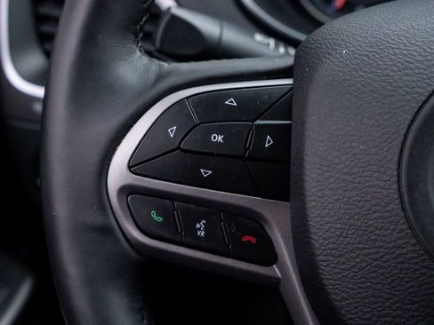 Used 2019 Jeep Cherokee Latitude w/ Cold Weather Group AWD/4WD image 23