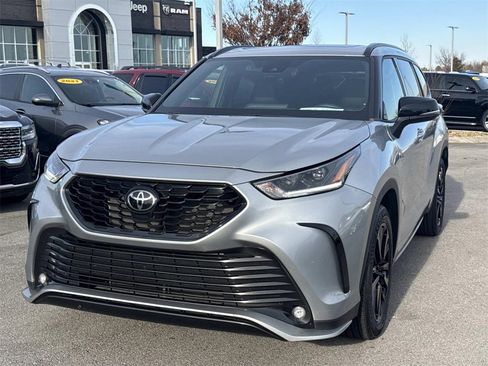 Used 2024 Toyota Highlander XSE image 4