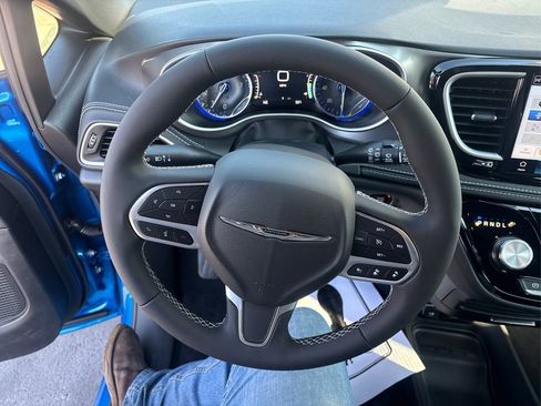 New 2026 Chrysler Pacifica Select image 14