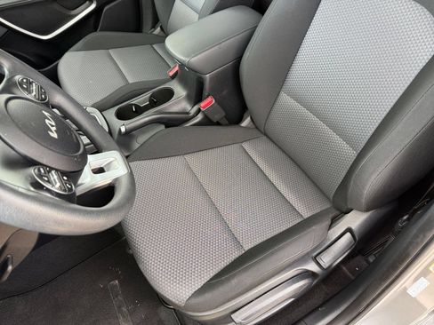 Used 2025 Kia Soul LX w/ LX Technology Package FWD image 35