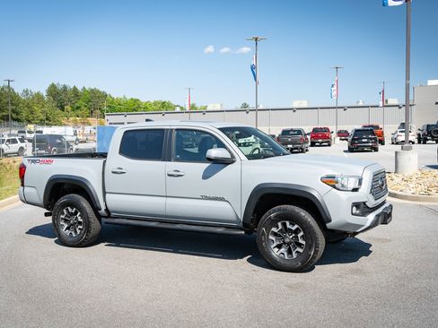 Used 2019 Toyota Tacoma TRD Off-Road AWD/4WD image 12