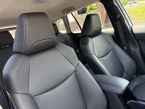 Used 2025 Toyota Corolla Cross XLE FWD image 23