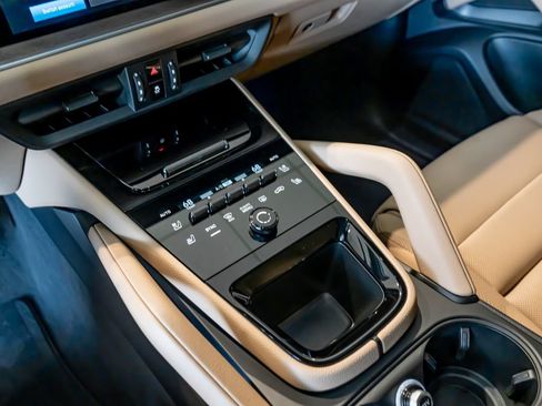 Certified 2025 Porsche Cayenne AWD/4WD image 21