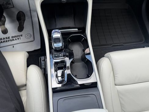 Certified 2023 Volvo XC40 B5 Plus w/ Protection Package Premier AWD/4WD image 17