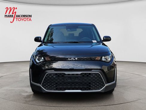 Used 2025 Kia Soul LX FWD image 2