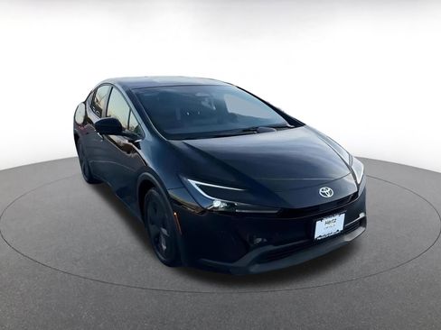 Used 2025 Toyota Prius LE image 3