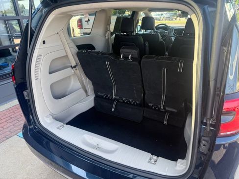 Used 2023 Chrysler Pacifica Touring-L FWD image 9