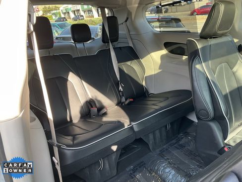 Used 2022 Chrysler Pacifica Limited w/ Uconnect Theater Family Group image 57