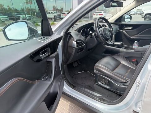 Used 2018 Jaguar F-PACE Prestige image 3