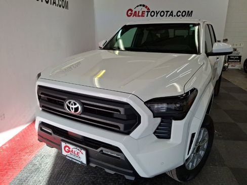 Used 2025 Toyota Tacoma SR5 image 3