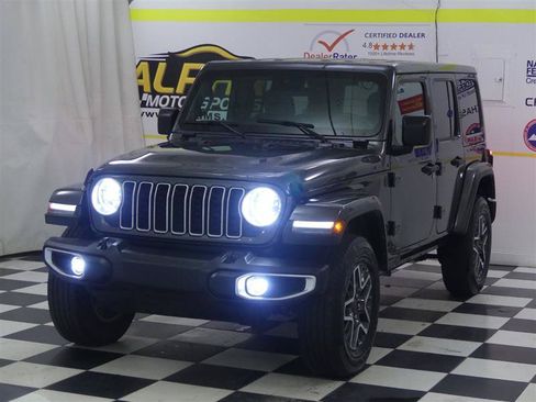 Used 2025 Jeep Wrangler Unlimited Sahara AWD/4WD image 4
