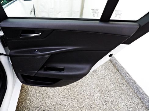 Used 2019 Jaguar XE Premium image 12