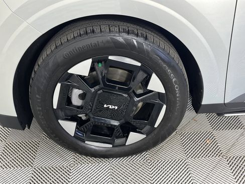 Used 2025 Kia Carnival EX image 8