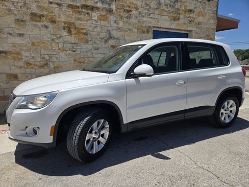 Used 2009 Volkswagen Tiguan S FWD image 2