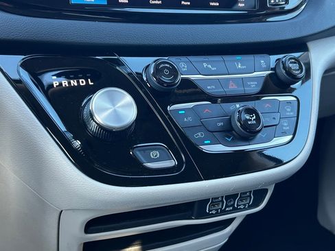 Used 2024 Chrysler Pacifica Touring-L FWD image 31