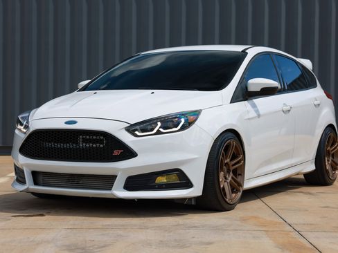 Used 2017 Ford Focus ST image 4
