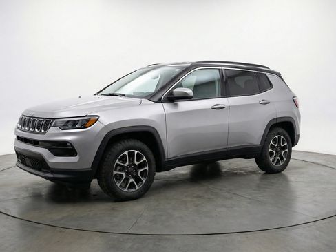 Used 2025 Jeep Compass Trailhawk image 3