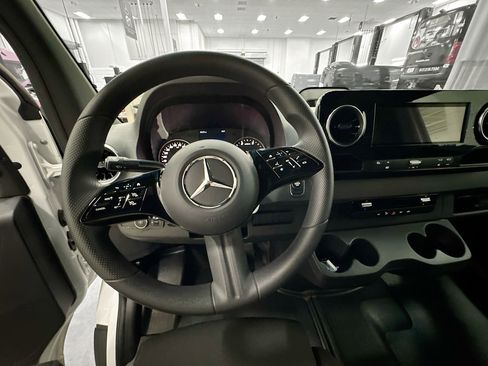 Used 2025 Mercedes-Benz Sprinter 2500 image 22