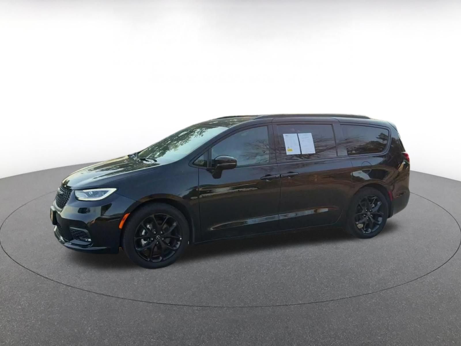 Used 2025 Chrysler Pacifica Limited FWD image 7