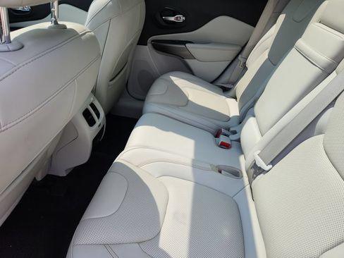 Used 2019 Jeep Cherokee Limited w/ Luxury Group AWD/4WD image 5