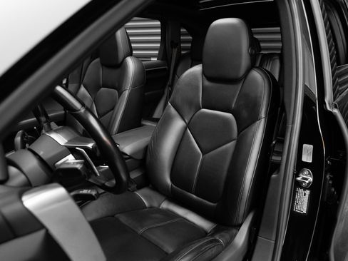 Used 2016 Porsche Cayenne AWD/4WD image 5