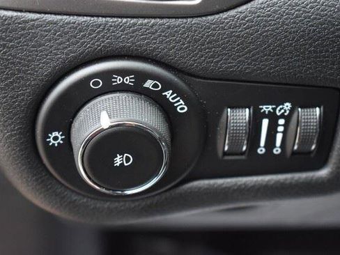 Used 2019 Jeep Cherokee Latitude Plus AWD/4WD image 26