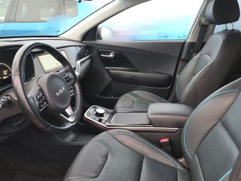 Used 2022 Kia Niro EX Premium w/ Cold Weather Package image 5