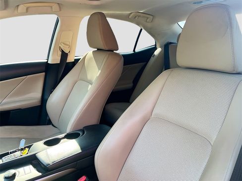 Used 2017 Lexus IS 200t image 20