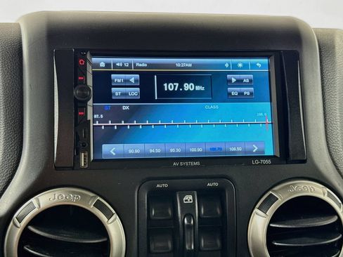 Used 2017 Jeep Wrangler Unlimited Sahara w/ Connectivity Group AWD/4WD image 15