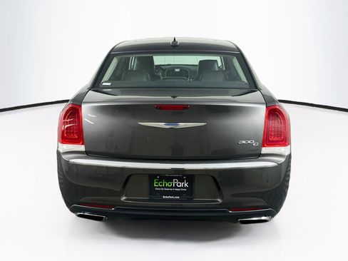 Used 2017 Chrysler 300 C RWD image 7