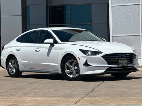 Used 2023 Hyundai Sonata SE w/ Cargo Package FWD image 2