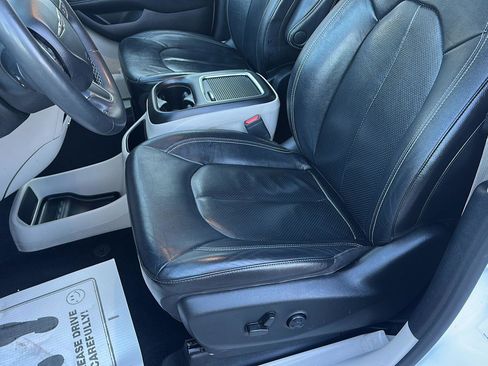 Used 2022 Chrysler Pacifica Touring-L image 26