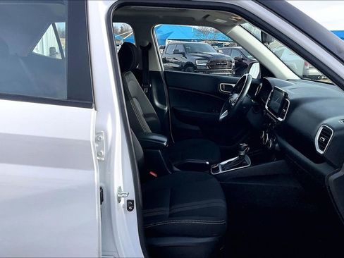Used 2025 Hyundai Venue SEL image 7