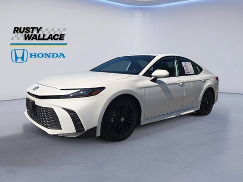 Used 2025 Toyota Camry SE FWD image 1