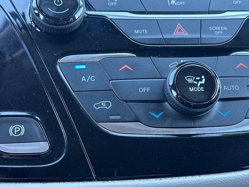 Used 2022 Chrysler Pacifica Touring-L FWD image 29