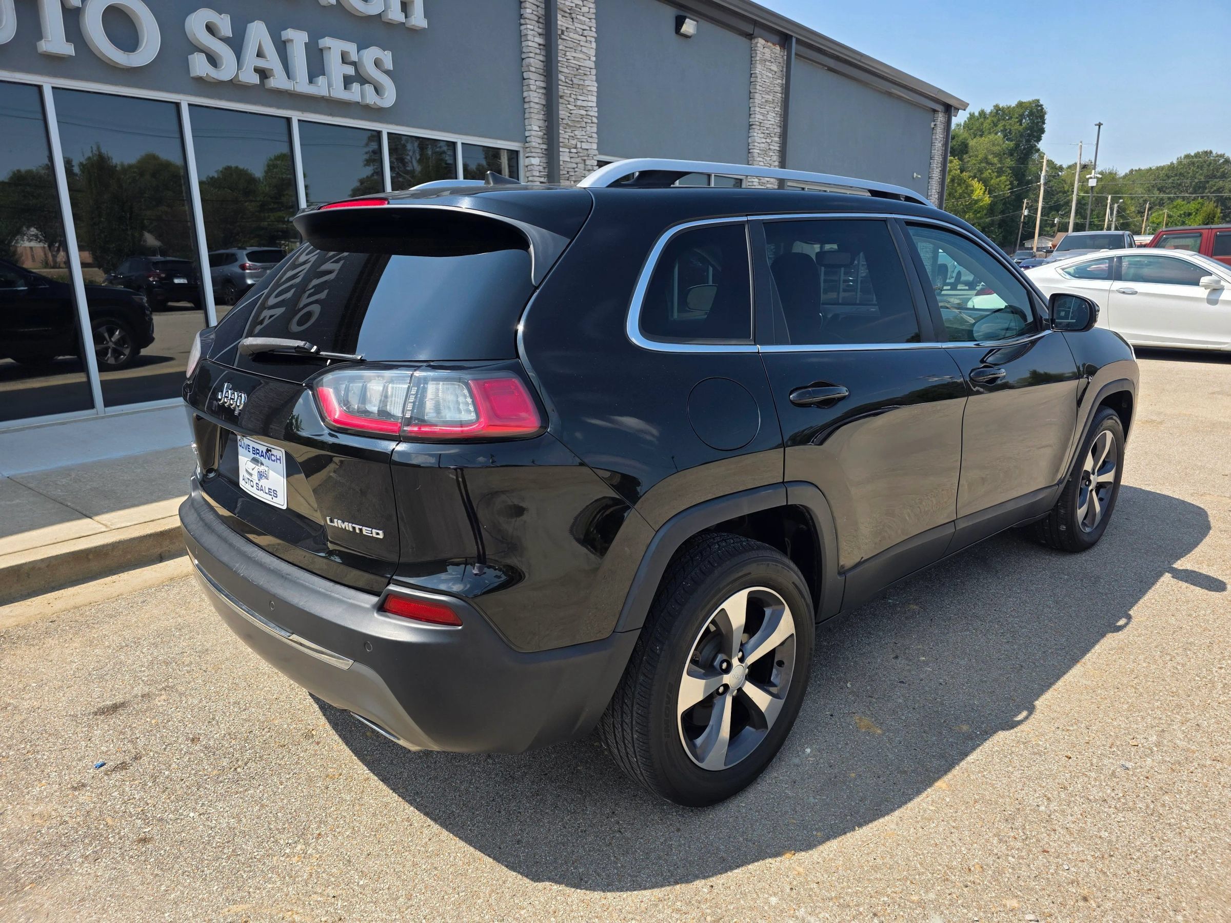 Used 2019 Jeep Cherokee Limited AWD/4WD image 2