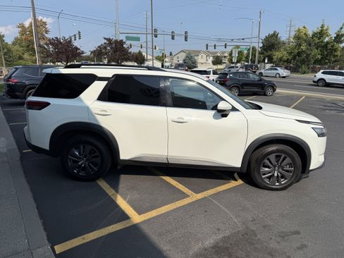 Used 2022 Nissan Pathfinder SV image 2