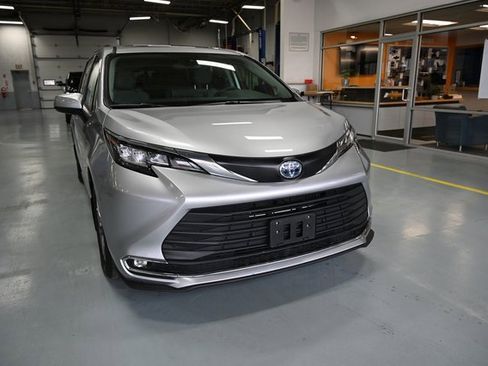 Used 2023 Toyota Sienna XLE image 3