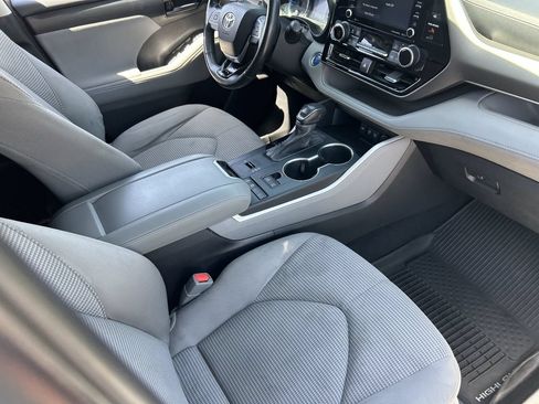 Used 2021 Toyota Highlander LE FWD image 13