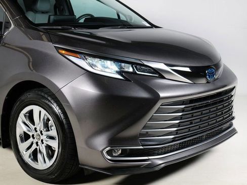 Used 2023 Toyota Sienna Limited AWD/4WD image 28