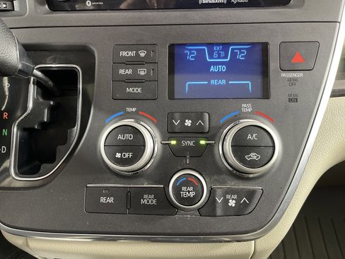 Used 2018 Toyota Sienna XLE Premium image 26