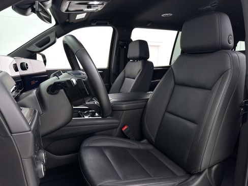 Used 2025 Chevrolet Suburban Z71 image 20