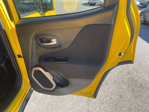 Used 2017 Jeep Renegade Latitude AWD/4WD image 23