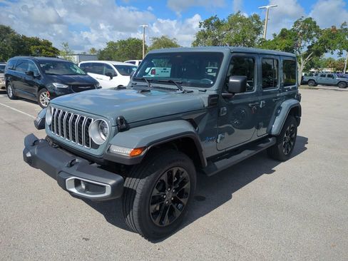 Used 2025 Jeep Wrangler Unlimited Sahara AWD/4WD image 10