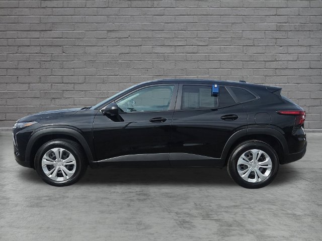 Used 2025 Chevrolet Trax LS FWD image 2