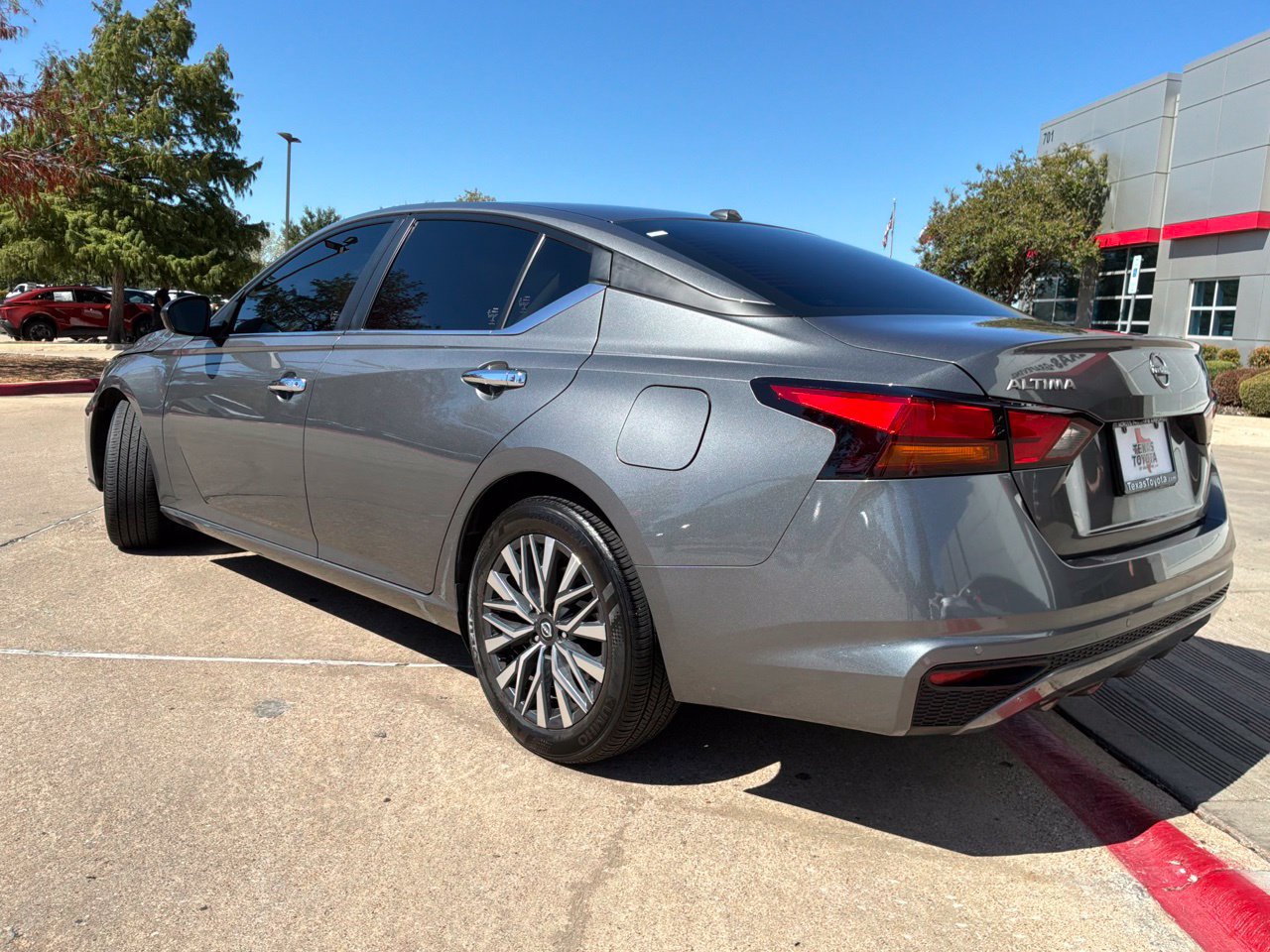 Used 2025 Nissan Altima 2.5 SV FWD image 8