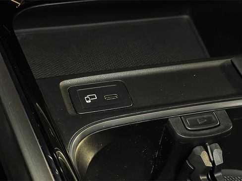 Used 2021 Mercedes-Benz GLB 250 4MATIC image 30