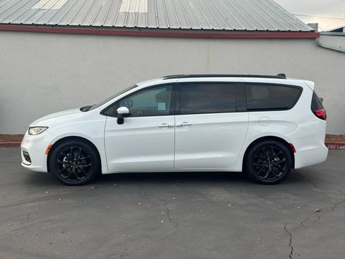 Used 2023 Chrysler Pacifica Touring-L w/ S Appearance Package FWD image 3