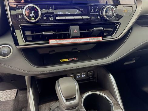 Used 2025 Toyota Highlander Limited image 22